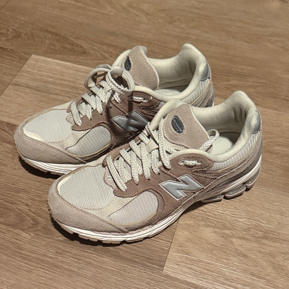 GREAT CONDITION New Balance 2002R Driftwood/ Sandstone Size Women 8/ Men 6.5 - Picture 3 of 5